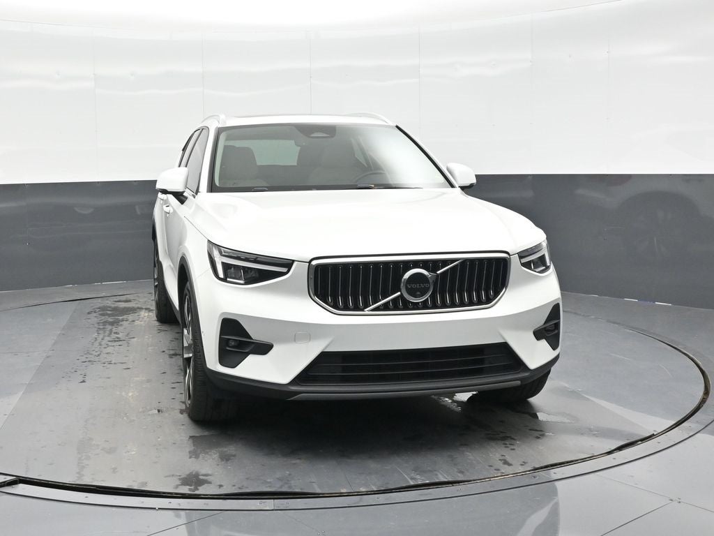2023 Volvo XC40 B5 Plus Bright Theme