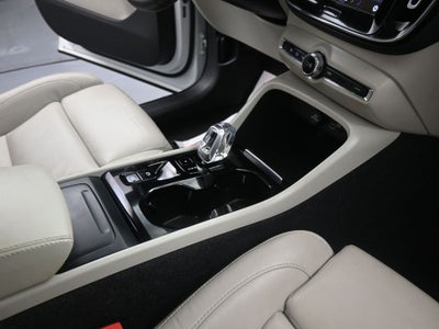 2023 Volvo XC40 B5 Plus Bright Theme