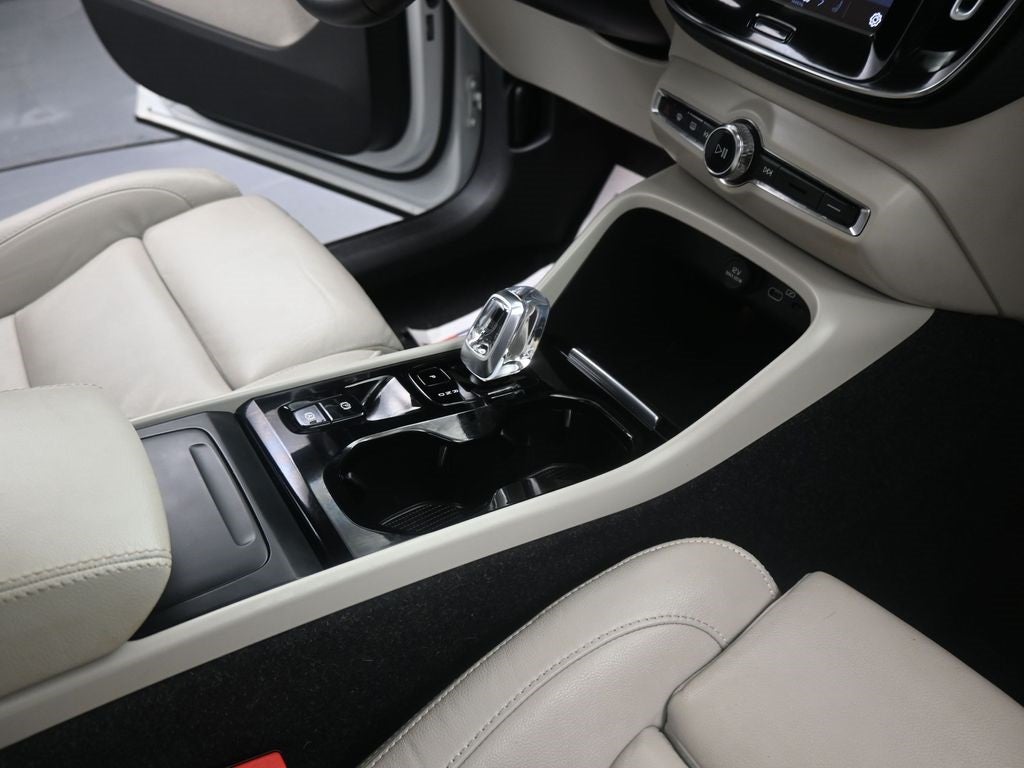 2023 Volvo XC40 B5 Plus Bright Theme