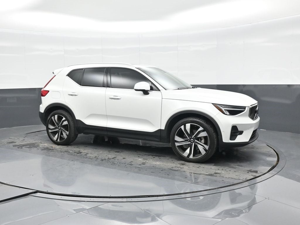 2023 Volvo XC40 B5 Plus Bright Theme