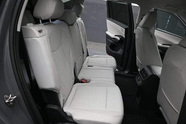 2027 Volkswagen Atlas SE w/Technology
