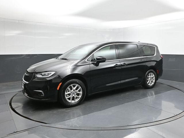 2025 Chrysler Pacifica Select's photo