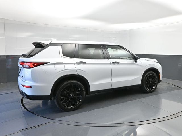 2023 Mitsubishi Outlander Base