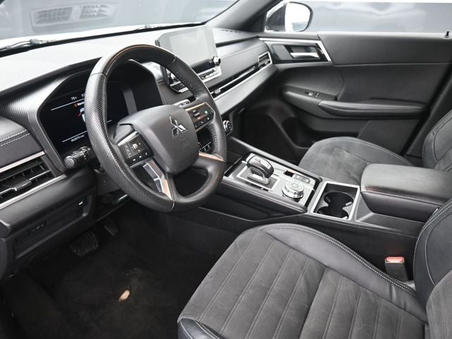 2023 Mitsubishi Outlander Base