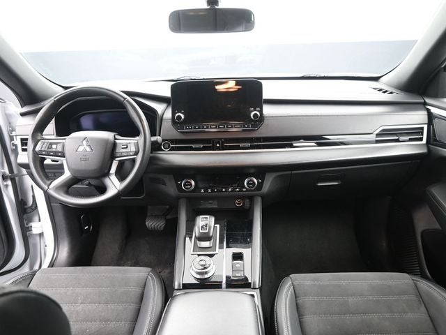 2023 Mitsubishi Outlander Base