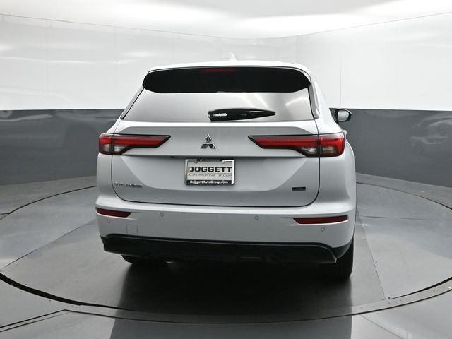 2023 Mitsubishi Outlander Base