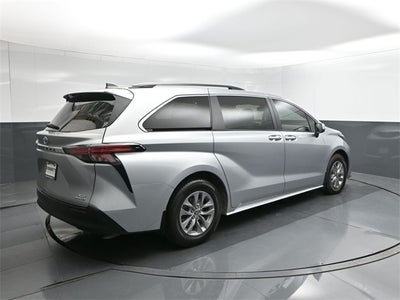 2022 Toyota Sienna XLE 8 Passenger