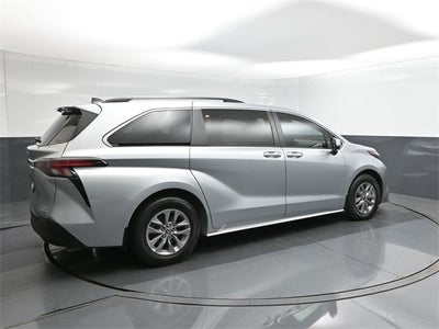 2022 Toyota Sienna XLE 8 Passenger