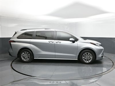 2022 Toyota Sienna XLE 8 Passenger