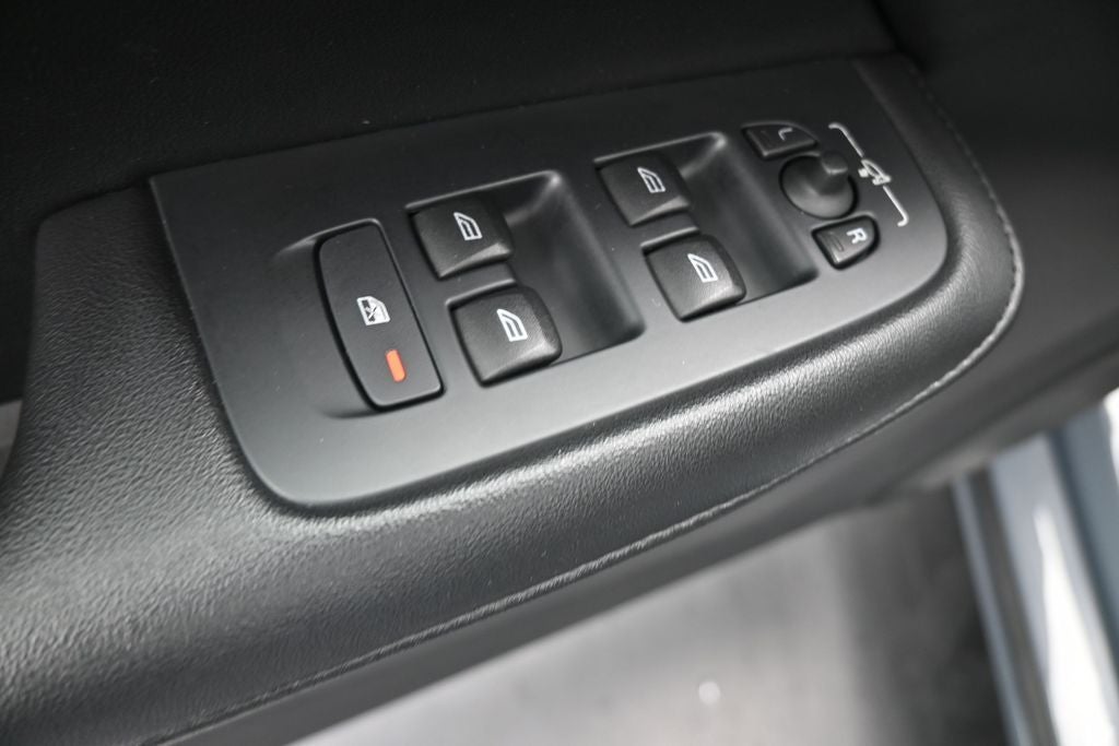 2024 Volvo S60 B5 Core Dark Theme