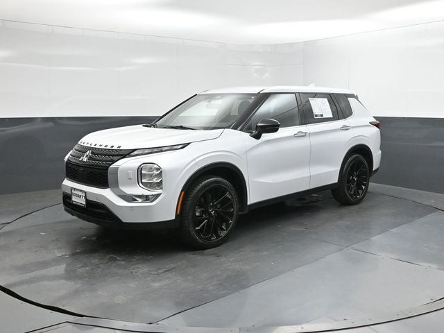 2023 Mitsubishi Outlander Base