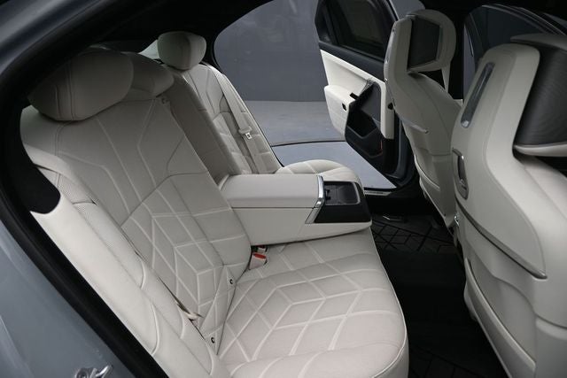 2025 BMW 7 Series 740i