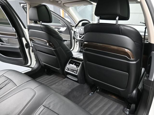 2022 BMW 7 Series 740i