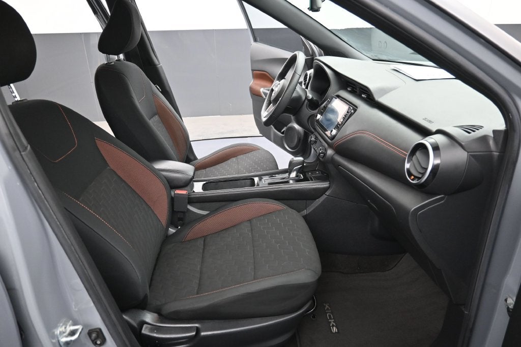 2022 Nissan Kicks SR