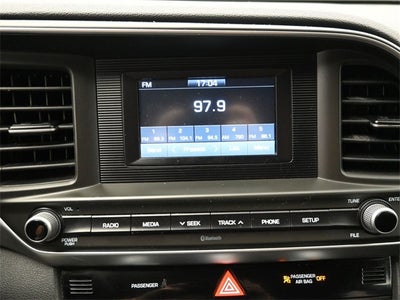 2020 Hyundai Elantra SE Black / Black