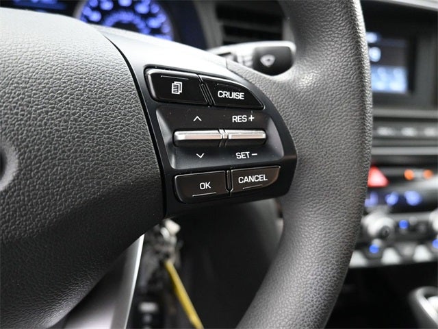 2020 Hyundai Elantra SE Black / Black